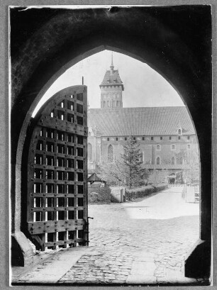 Vorm Burgtor der Marienburg : Marienburg (Malbork/Polen). Mittelschloss, Hofansicht. Chor der Schlosskirche im Hochschloss. Blick von Südosten
