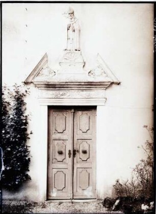 Schloß; Portal im Schloßhof von 1680