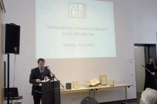 Übergabe von Büchern an Sächsisches Landesgymnasium Sankt Afra Meißen durch Dr. Thomas Bürger (SLUB) im Beisein von Staatssekretär Dr. Frank Schmidt (SMWK) und Schulleiter Dr. Werner Esser