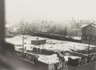 Leutzsch, Theodor-Fritzsch-Straße : Leipzig-Leutzsch. Stadtteilansicht mit Baustelle. Blick gegen alten Gasthof, Winteraufnahme