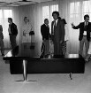 Kayser & Wex: Turmstraße: Büromöbelfabrik: 75-jähriges Firmenjubiläum: Innenaufnahme: Geschäftsraum: Firmenchef Klaus Henning Werner, Jubiläumsgäste: Schreibtisch-Eckkombination als Ausstellungsstück