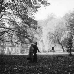 Kurpark: Personen im Kurpark: dahinter der Salzteich