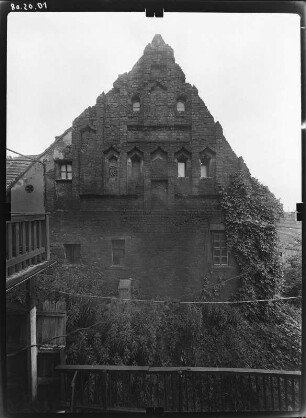 Meißen-Altstadt, Rote Stufen 3. Ehem. Domherrenhaus (1509-1510, Aufstockung um 1572). Giebelfront