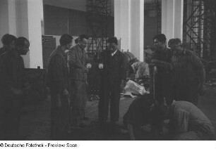 Arbeiter beim Aufbau des chinesischen Pavillons für die Herbstmesse 1953