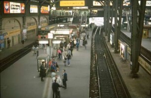 Hamburg Hbf. Bahnhofshalle S-Bahn-Bahnsteig Reisende
