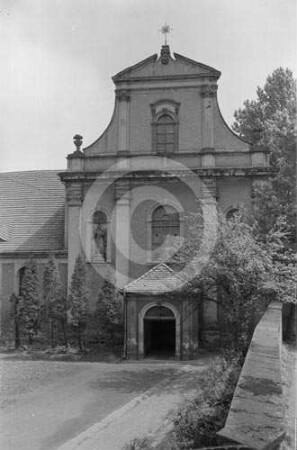 Giebelfassade der katholischen St. Hedwigs-Kirche in Goldberg