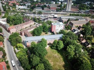 Bad Oldesloe: Luftbild Richtung Süden: Stormarnhaus, davor Kurpark, dahinter Getreidesilo der Firma Johannes Ströh und Bahnhof, links Mewesstraße