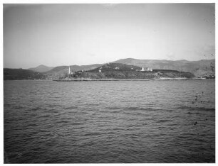 Villefranche/ Frankreich: Bucht von der Seeseite. Blick vom Wasser auf Bucht und vorgelagerte Landzunge