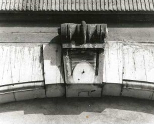 Bahnhof Dresden Mitte. Hochgleisanlage mit darunterliegendem Empfangsgebäude. Schlussstein über dem Eingangsportal : Dresden-Altstadt, Könneritzstraße. Bahnhof Dresden Mitte. Hochgleisanlage mit darunterliegendem Empfangsgebäude. Schlussstein über dem Eingangsportal