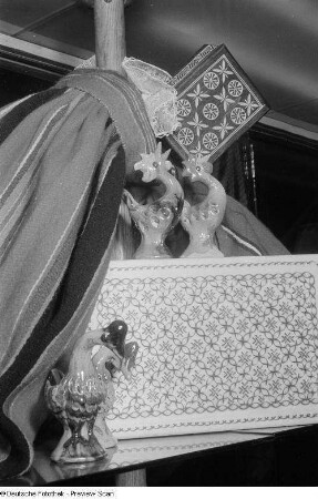 Textilien und steinerne Dekorationsfiguren in Form von Geflügel auf der Leipziger Herbstmesse 1954