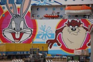 Insel Sardinien - Fährschiff im Hafen : Bunte Bordwand-Bemalung eines Fährschiffes der Moby-Lines, im Fährhafen von Olbia, Verkehr u.a. nach Genua, aufgenommen 2006