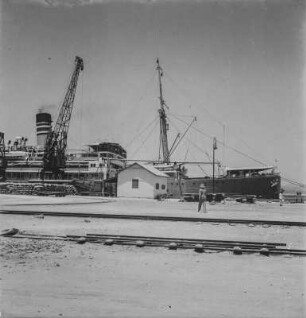 Hafen : Großes Schiff im Hafen