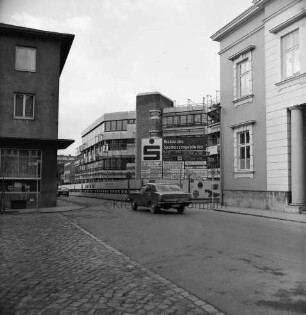 Kreissparkasse Stormarn: Hagenstraße: Zentrale: in Bau: mit Gerüst, Bauschild, Sparkassenemblem, Bauzaun: Autos: rechts Einmündung Weg zum Bürgerpark, Historisches Rathaus: links Einmündung Markt, Eckhaus Altbau Kreissparkasse: Straßenschilder, Verkehrsschilder