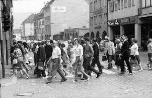 Freiburg: Publikum überquert die Kaiser-Joseph-Straße auf dem Zebrastreifen