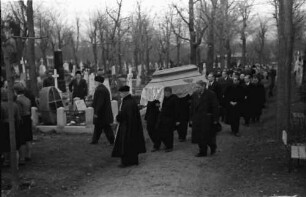 Bukarest: Trauerzug mit Sarg