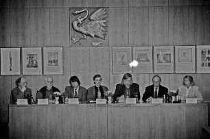 3. Stormarner Kulturforum: Podiumsdiskussion im Kreistagssitzungssaal am 22. Mai 1996: Podium, dahinter Plakate von Kunstausstellungen im Kreis Stormarn: Podium