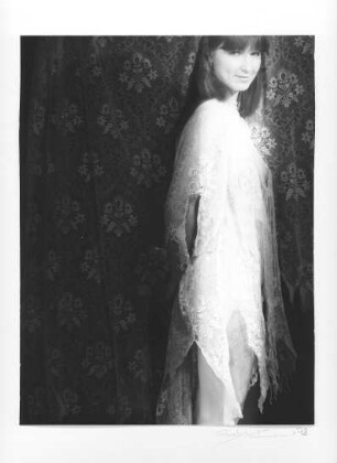 Porträt einer jungen Frau. Fotografie; 39,9 x 29,9 cm (Blattgröße), 23,3 x 17,6 cm (Bildgröße). 1978