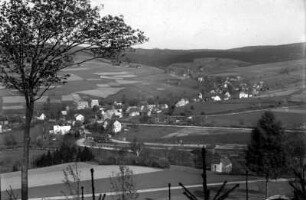 Blick übers Dorf mit Bahnhof