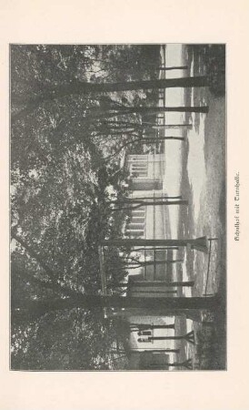 Schulhof mit Turnhalle