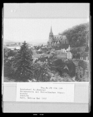 Leubsdorf am Rhein, Ortsansicht mit Pfarrkirche : Leubsdorf (am Rein), Ortsansicht mit Katholischer Pfarrkirche Sankt Walburga