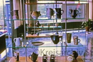Ausstellung: Stormarnhaus: Liebfriede und Christiane Bernstiel, Ulrich Sack: Keramik in Glasvitrine