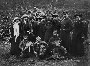 Lappenfamilie mit Säugling in tragbarer Wiege und Hund. Gruppenaufnahme mit Touristen der HAPAG bei Tromsø (Norwegen)
