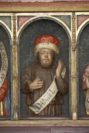 Hauptaltar, sog. Erzväteraltar — Acht Reliefbüsten von Propheten — Daniel