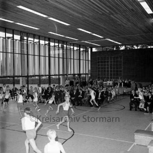 Stormarnhalle: Einweihung: Turnvorführungen, im Hintergrund Gäste