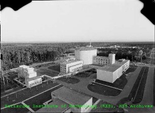 Blick vom Abluftschornstein auf den Gebäudekomplex des Forschungsreaktors 2 (FR 2), von Nordwesten