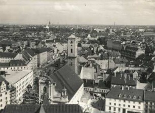 München, Blick vom "Alten Peter" nach Osten. Im Vordergrund die Heilig-Geist-Kirche (Turm trägt noch das etwas einfachere Dach nach den Kriegszerstörungen)