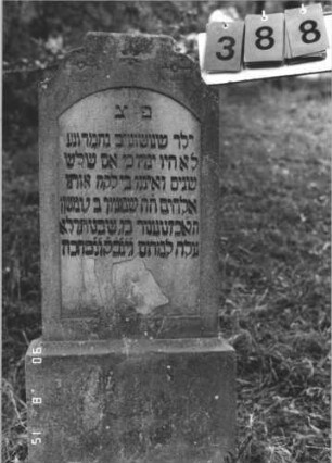 Grabstein 388 (Index: 100106625) Material: Sandstein Zustand: verwittert, abblätternd Maße HxBxT: 105x39x11 cm Beschreibung: Stele, Abschluß Sonderform, Schriftfeld eingetieft mit Segmentbogenabschluß, Sockel Symbolik: Blüten, Stern Besonderheit: Kindergrab: Grabstein 388