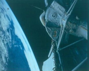 Berlin-Grunewald, Lassenstraße 11/15. WIB. Blick in den geöffneten Laderaum des Space Shuttle