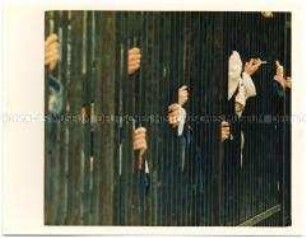 Exodus of East Germany Prag 1989 - Hände von DDR-Flüchtlinge am Zaun vom Garten der BRD-Botschaft in Prag