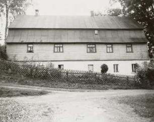 Markneukirchen, Wohnhaus : Markneukirchen-Siebenbrunn (Vogtlandkreis), Wohnhaus, ehemaliges Wohnstallhaus eines Gehöftes, Brunnenweg 2, Straßenfront, Traufseite