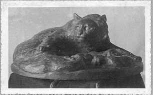 Katze mit neugeborenen Jungen : Katze mit neugeborenen Jungen. Bronze (Modell um 1930, Guß wohl um 1965/69; E. Richter)
