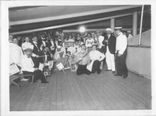 Hochseepassagierdampfer Cleveland, Bordaufnahmen. Gruppenbild mit kostümierten Touristen und Katzen in Tierkäfigen während eines Bordfestes