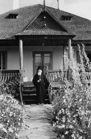 Reisefotos Rumänien. Geistlicher der rumänisch-orthodoxen Kirche vor einem Wohnhaus
