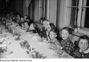Kinder auf der Weihnachtsfeier des VEB Offizin "Andersen Nexö"