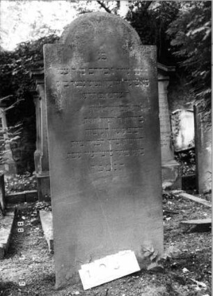 Grabstein 103 (Index: 100094184) Material: Sandstein Zustand: leicht abgeblättert Maße HxBxT: 167x68x11 cm Beschreibung: Stele, eingezogener Rundbogenabschluß Besonderheit: gereimter 5-Zeiler: Grabstein 103
