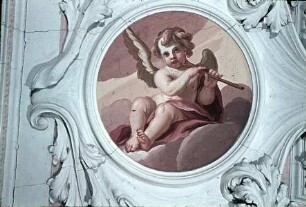 Innendekoration der Schlosskapelle — Deckendekoration der Schlosskapelle — Musizierende Engel oberhalb der Westempore — Putto mit Querflöte