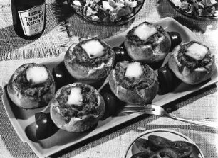 Krafts Rezeptaufnahmen. Gefüllte und mit Käse überbackene Brötchen, dazu Krafts Tomatenketchup und Gemüse
