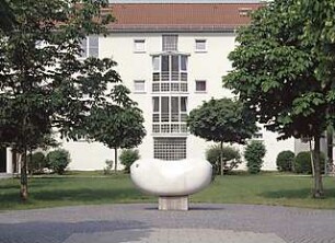 Hansjakob, Gottfried; München - Schwabing, Berliner Str.; Wohnanlage an der Berliner Straße (Schwabinger See) - Wohnanlage (Außenfassade), Grünfläche, öffentliche Kunst (Steinskulptur)