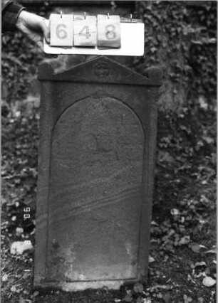 Grabstein 648 (Index: 99790936) Zustand: bis auf Buchstabenreste verwittert Maße HxBxT: 94x47x10 cm: Grabstein 648