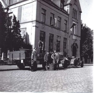 Metallsammlung und Verladung in der Wiesenstraße. Detmold. vor der ehem. katholischen Schule