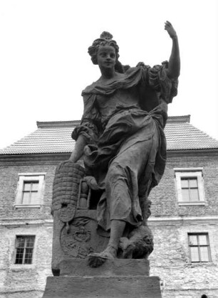 Skulptur, allegorische Darstellung: "Die Emsigkeit" (Kopie). Skulptur aus der Reihe "Die zwölf Tugenden".