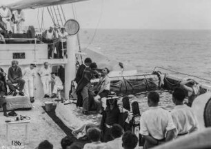 Äquatortaufe : Die Passagiere bei der Äquatortaufe auf Deck des Dampfschiffes Usambara