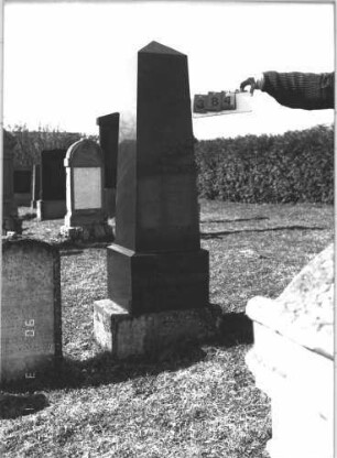 Grabstein 384 (Index: 99786185) Maße HxBxT: 180x51x51 cm Besonderheit: Doppelgrab für Eheleute: Grabstein 384