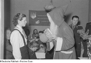 Weihnachtsmann während der Bescherung