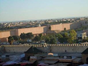 Meknes - Stadtmauer : Eine hohe Steinmauer umgibt die gesamte Altstadt. Aufgenommen am 28. Oktober 2010 in Meknes