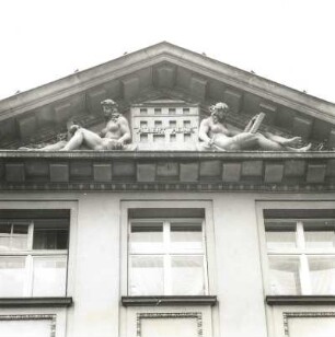 Cottbus, Spremberger Straße 42/43. Wohn-und Geschäftshaus (ehem. Verlagshaus "Cottbuser Anzeiger", um 1905/10). Dreiecksgiebel mit allegorischen Figuren u. Hausmodell , bez. Albert Heine Redakteur u. Besitzer d. "Cottbuser Anzeigers")